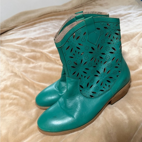 L'ATISTE Shoes - L’Atiste  Elgin Turquoise Cutout Leather Pull On Ankle Boots 40/10